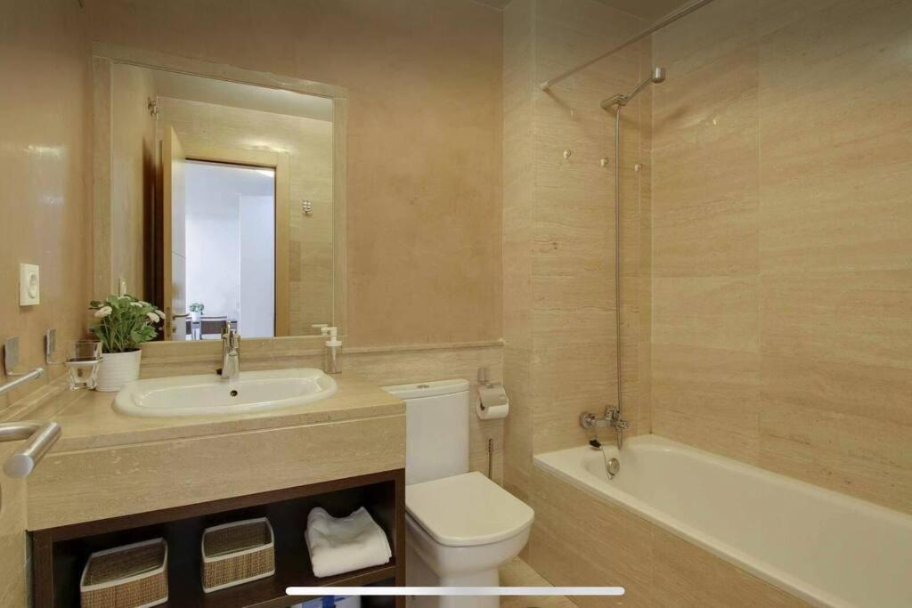 Pacifico P4 - Bonito Apartamento Con Piscina & Parking, Playa A 100 Metros Leilighet Málaga Eksteriør bilde